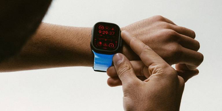 Band Nomad Apple Watch ini bersinar biru dan memiliki desain yang lebih aman